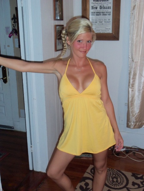 Natuurblond Jolene Devil doet een gele jurk en ondergoed uit om naakt te poseren