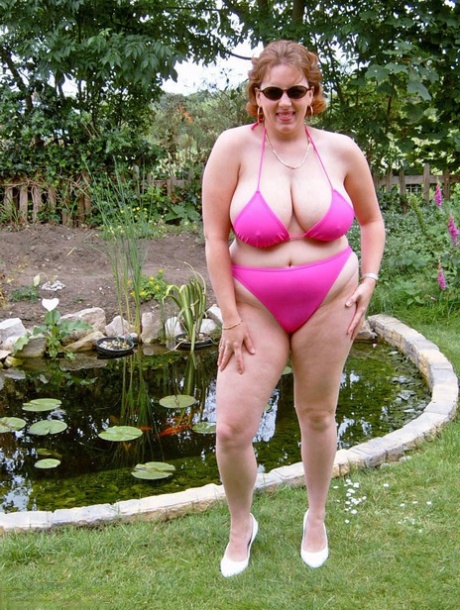 Brutale rijpe vette Curvy Claire ontdoet zich van bikini in de achtertuin om te vingeren