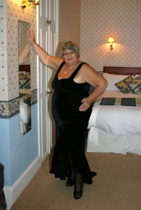 Übergewichtige britische Seniorin Oma Libby geht nackt in Strümpfen auf einen Liegestuhl