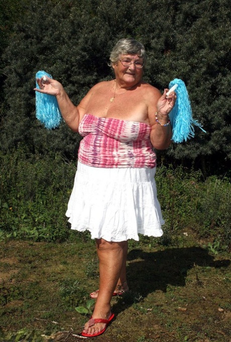 Dikke Britse oma Libby stript tot op haar sandalen in de buitenlucht