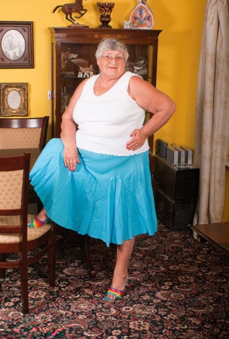 Übergewichtige britische Dame Oma Libby entkleidet sich vollständig auf einem Esszimmerstuhl