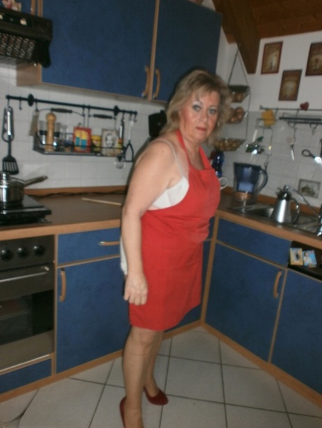 Den frække amatørhusmor Caro kunne ikke lade være med at onanere i køkkenet