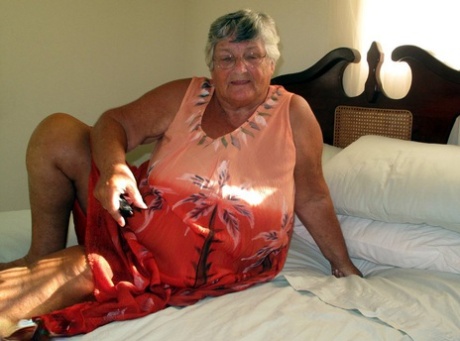 Gamle, feite bestemor Libby slikker de store brystvortene mens hun sprer seg naken for nærbilde.