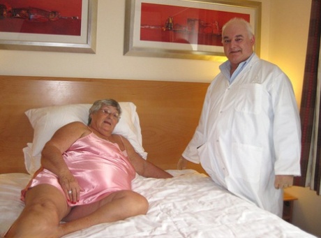 Overvektige bestemor Libby har seksuell omgang med sin gamle lege på sengen hennes
