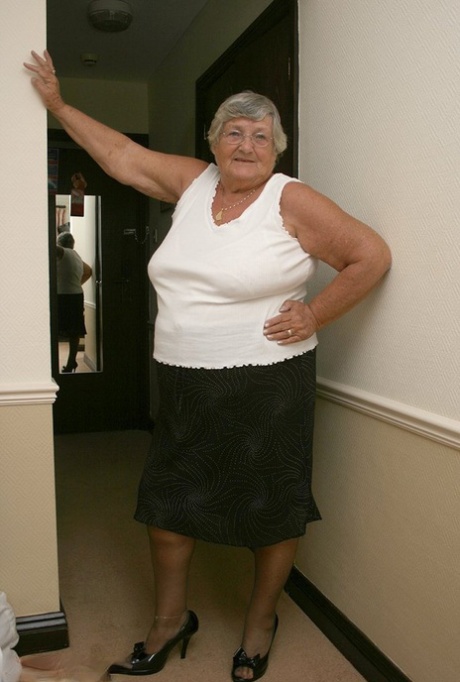 Zwaarlijvige oude vrouw Oma Libby zuigt aan een dildo nadat die in haar kutje heeft gezeten