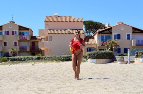 Freche reife Nudistin Chrissy zeigt gerne ihre heißen riesigen Titten am Strand