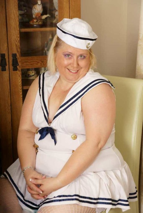 Blonde BBW Lexie Cummings speelt met haar gepiercete kutje in een matrozenuniform