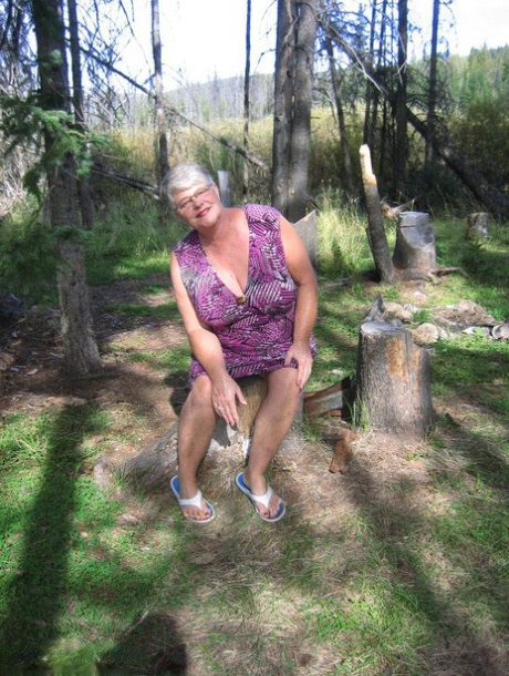 Fet granny Girdle Goddess tappar sin lila outfit i skogen och poserar naken