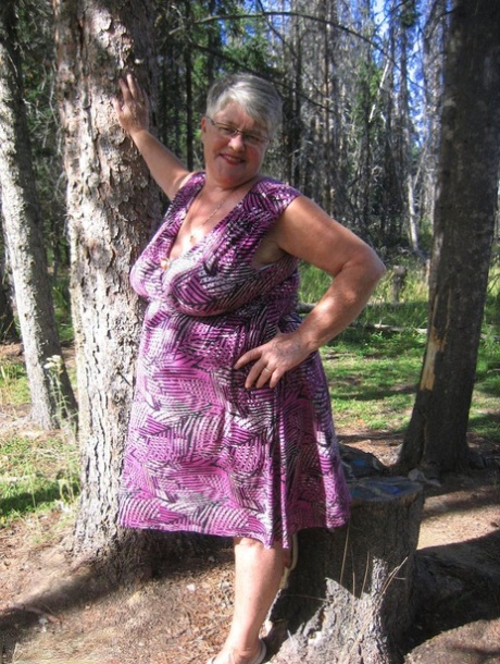 La abuelita gorda Faja Diosa pierde su traje morado en el bosque y posa desnuda