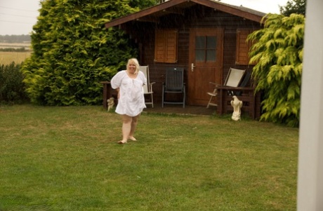 Den modne blondinen Lexie Cummings blottlegger sin overvektige kropp på plenen.