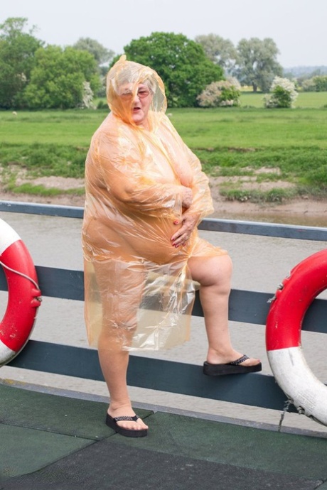 肥満の英国人アマチュア、リビーおばあちゃんがシースルーのレインコートを脱ぐ