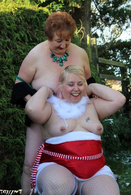 Overvægtig ældre rødhåret Kinky Carol fjoller rundt med en fed lesbisk i en have