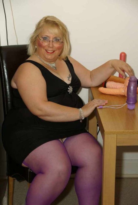 A loira gorda do Reino Unido Lexie Cummings dá prazer à sua vagina com a sua coleção de brinquedos sexuais