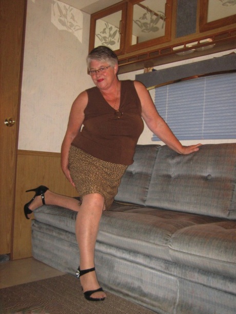 Tlustá babička Girdle Goddess se obnaží na pohovce v punčochách a obuvi