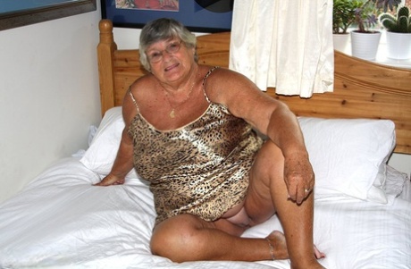 Zilverharige bejaarde oma Libby masturbeert op haar bed met een speeltje