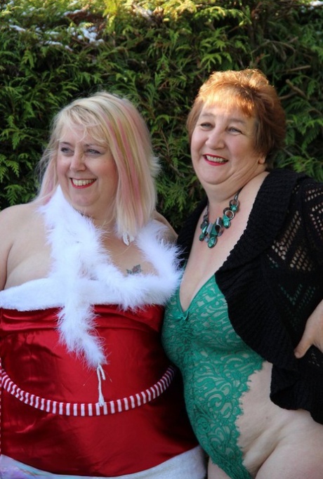 Fed bedstemor Kinky Carol og hendes BBW-kæreste blottede deres bryster i en have
