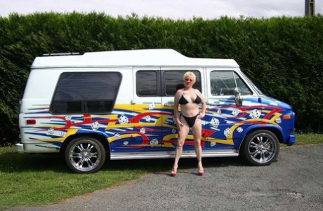 Reife blonde Mary Bitch wird nackt beim Waschen eines Klasse B Wohnmobils