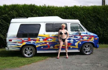 Rijpe blonde Mary Bitch gaat naakt een klasse B camper wassen