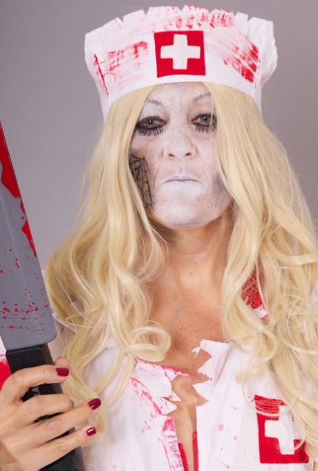Stara blond amatorka Savana zdejmuje strój pielęgniarki podczas sceny cosplayu
