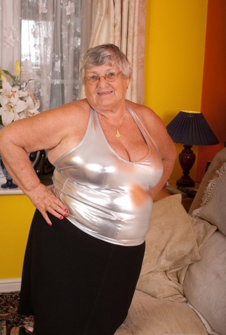 Gamle, fede bedstemor Libby onanerer med en vibrator i skridtløse strømpebukser