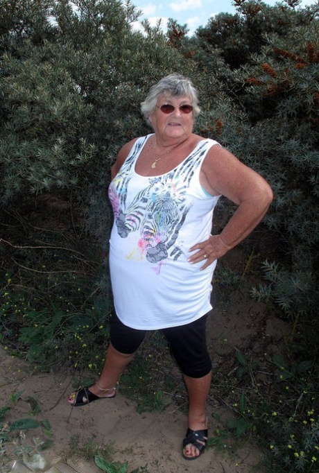 Die fette britische Oma Libby macht sich in der Natur komplett nackt