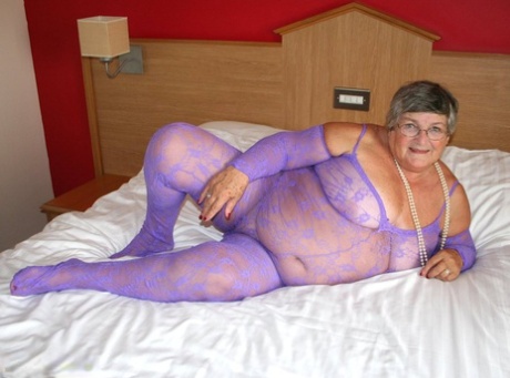 Britiske bestemor Libby onanerer på en seng i en skrittløs bodystocking.