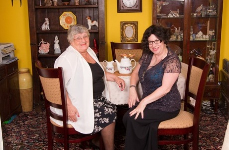 Obese oma Libby en haar vriendin worden lesbisch na het drinken van thee