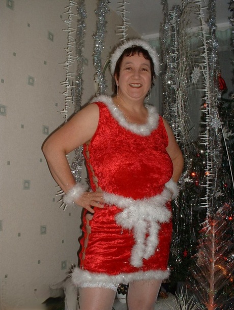 Mulher madura Kinky Carol expõe os seus seios durante uma cena de Natal