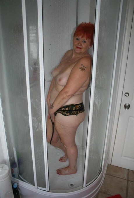 赤毛の熟女、シャワーを浴びているところを全裸で撮られる