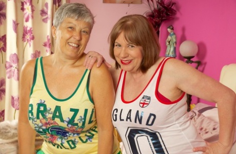 To lesbiske bestemødre viser frem de store, saftige puppene sine og poserer i sexy truser.