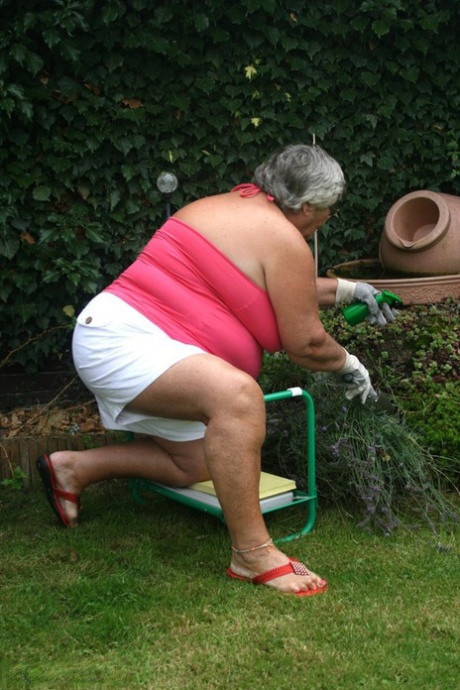 Dikke oma Libby ontbloot haar enorme kont voordat ze een tepel likt in haar tuin