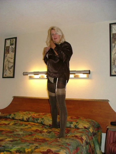 Adonna, blonde mature amateur, se déshabille et se touche au motel