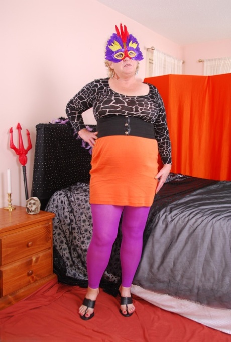 穿着紫色连裤袜的下流老奶奶 范妮在万圣节玩弄自己