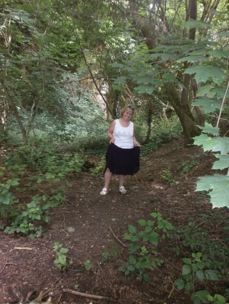Rijpe amateur hoer Caro masturberen op de bank in het bos