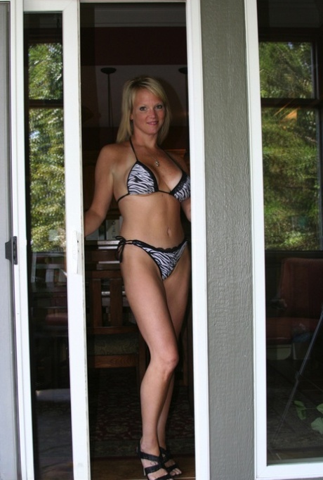 Den blonde amatøren Jayme Lawrence onanerer i bikini før et hardt knull.