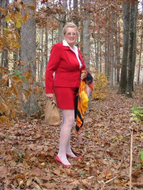 Kåta mormor Adonna tar av sig trosorna och leker med sig själv i skogen