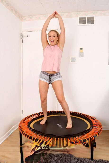 Über 30 blonde Amber Deen wird völlig nackt auf einem Indoor-Trampolin