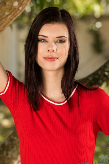 Tmavovlasá teenagerka Audrey Grace svléká bavlněné kalhotky před masturbací na dvoře