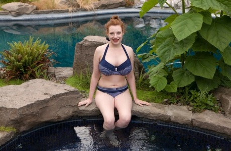 Bleke roodharige Misha Lowe toont haar grote naturals en blote kont in hot tub