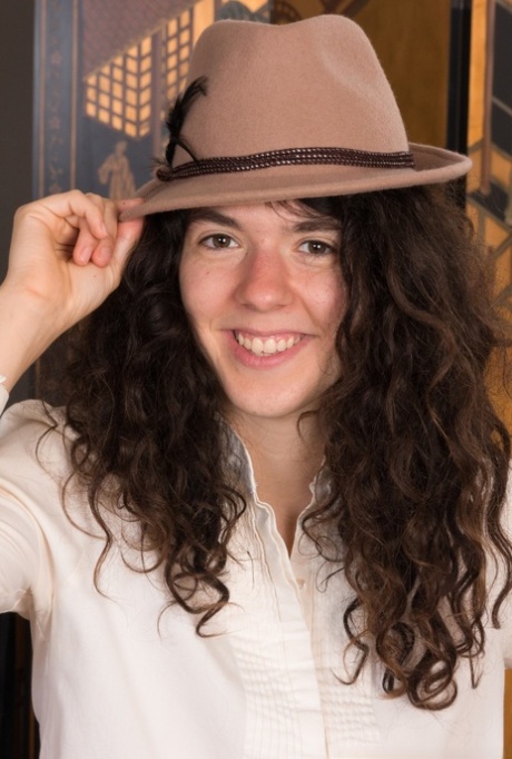 Любительская модель Silki Smith показывает свою натуральную киску в фетровой шляпе