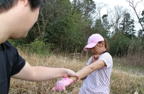 A japonesa Nao Yuzumiya chupa o esperma de um galo nos joelhos para fora