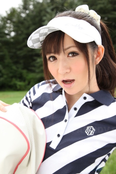 Splendida ragazza sportiva giapponese che mostra una sexy gonna a mutandina sui campi da golf