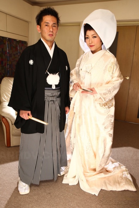 Japanse vrouw Yui Ayana laat haar borsten betasten onder traditionele kleding