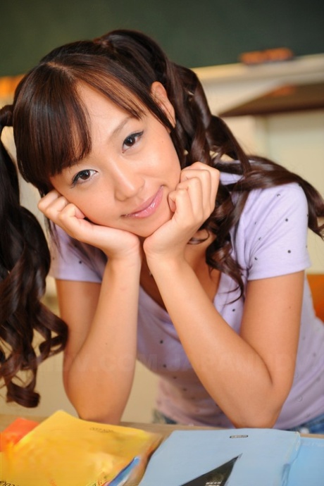 Den grisehalede asiatiske søtaen Nagisa poserer i sitt nydelige antrekk på kameraet.