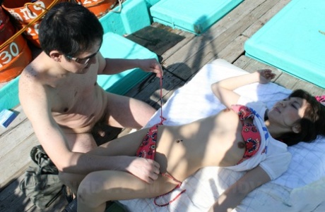 La coppia giapponese Miki Uemura e Hinata Serina scopa su un peschereccio