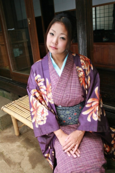 Japanse vrouw tilt haar kimono op voor een geen-panty upskirt op de patio