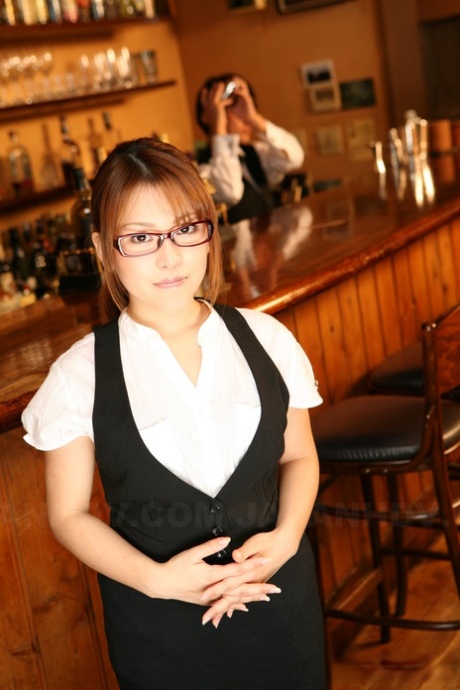 Die japanische Rothaarige Aoi Mochida serviert einen Drink, bevor sie ihren Busch in einer Bar befummelt