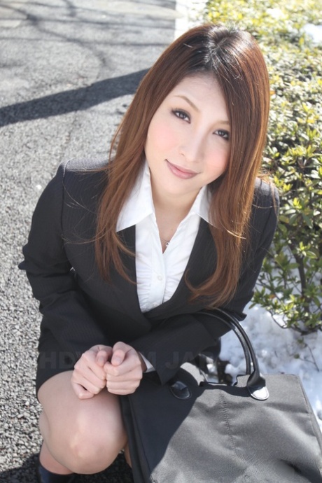 Hot rødhåret japansk jente i dress poserer for å vise sitt vakre ansikt