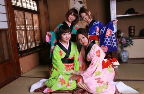 Jóvenes modelos japonesas se quitan el kimono para un cachondeo en grupo