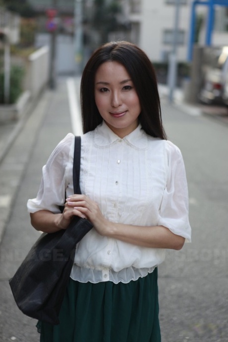 Japans schoolmeisje Anna Sakura pauzeert op straat om met haar hete schoonheid te pronken